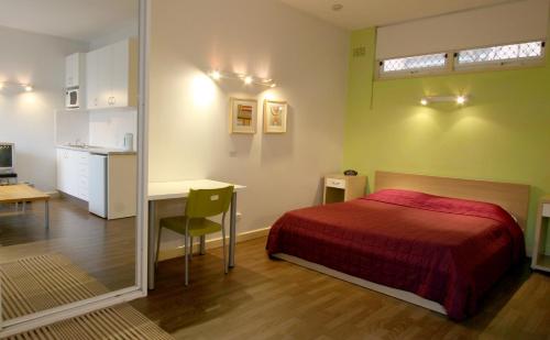 Säng eller sängar i ett rum på Ultimate Apartments Bondi Beach