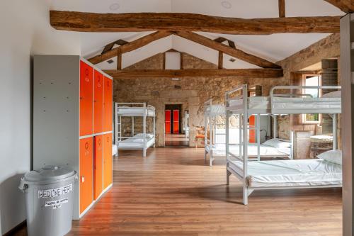 ein Zimmer mit mehreren Etagenbetten in einem Gebäude in der Unterkunft O Lagar de Jesus in Padrón
