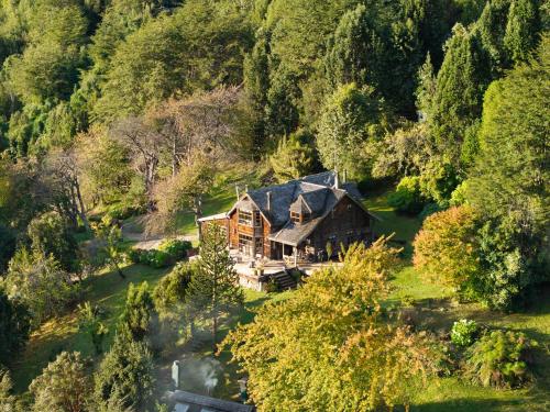 an aerial view of a house in a forest at Barraco Lodge in Puelo