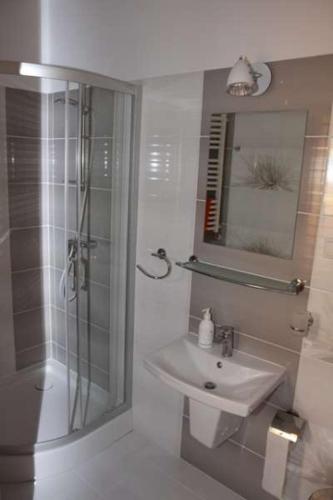 a bathroom with a shower and a sink at Dom Gościnny Basia in Niechorze