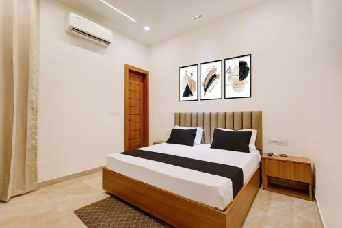 a bedroom with a bed in a room at Hotel O Grace in Hānsi