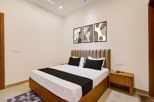 a bedroom with a bed in a room at Hotel O Grace in Hānsi