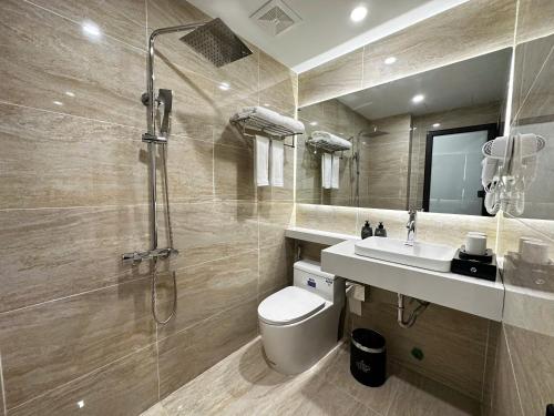 a bathroom with a shower and a toilet and a sink at A3 Villa Hotel - Gia Lâm in Thạch Cầu