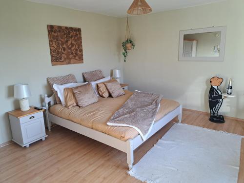 a bedroom with a bed in a room at Muddy Puddles Farm in Kovachevets