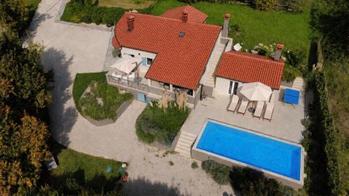an overhead view of a house with a swimming pool at Casa Cavi Istria in Oprtalj