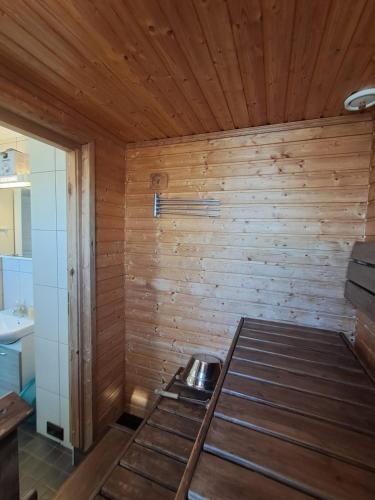 a room with a sauna with a wooden wall at Yyterin Villa Pyrylä in Yyteri