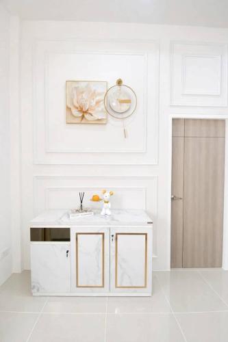 a white bathroom with a sink and a mirror at Chill Sbai Villa Pattaya in Nong Prue