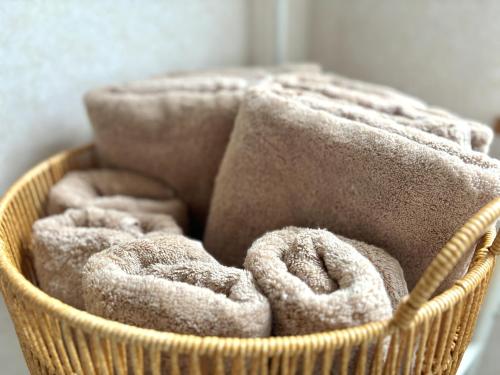 a wicker basket filled with towels at 湘南で暮らすように泊まる一棟貸し U-house Shonan in Fujisawa