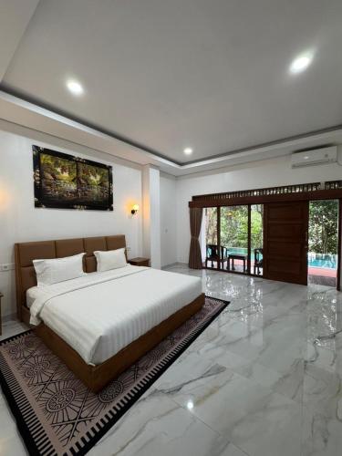 a bedroom with a large bed in a room at Casa De Brillo Tegallalang in Tegalalang
