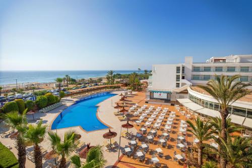 Luftaufnahme eines Resorts mit Swimmingpool und Meer in der Unterkunft Hotel Servigroup Marina Playa in Mojácar