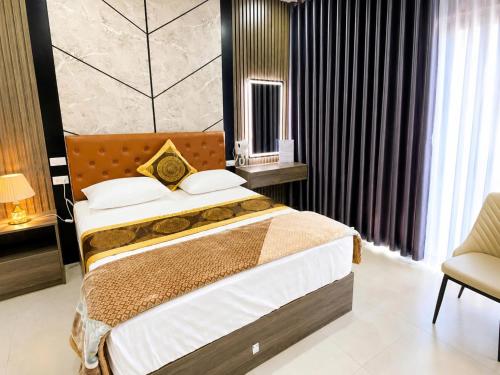 a bedroom with a large bed in a room at Nhà Nghỉ Lacasta Hotel in Văn La