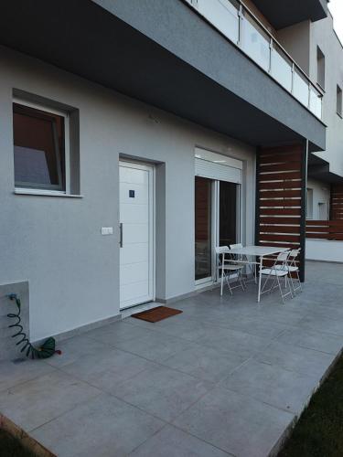 a patio with a table and chairs next to a building at Blue view in Skala Rachoniou