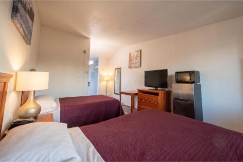 a hotel room with two beds and a flat screen tv at Carquinez Inn Vallejo I 80 Near Napa Valley in Vallejo