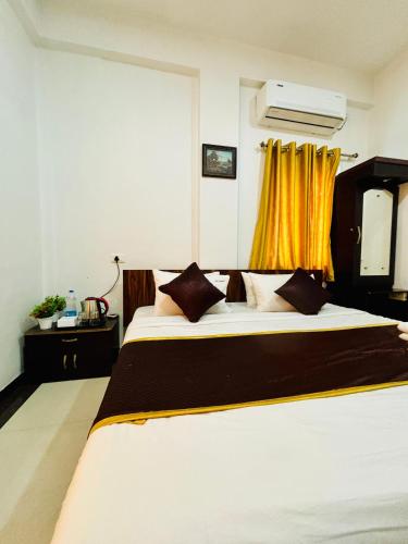 a bedroom with a large white bed and a window at Wakad Executive in Méribel Village