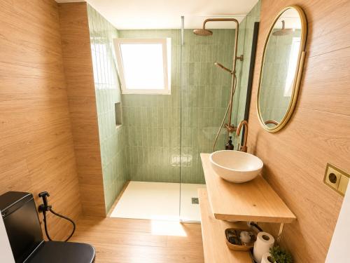 a bathroom with a sink and a mirror at Frente al mar , Piscina ,Playa in El Campello
