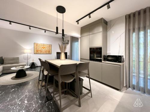 Refined Residences, Luxury home by center & beach