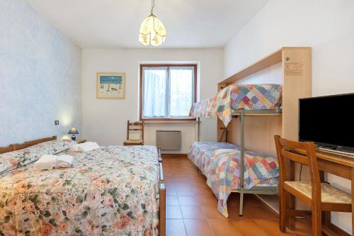 a bedroom with a bunk bed and a desk at Agriturismo La Fredda in Sommacampagna