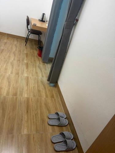 a pair of slippers on the floor of a room at Hotel Bích Lam in Phong Xá