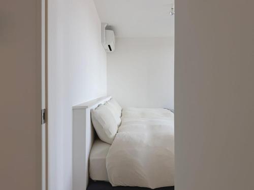 b hotel Lafort honkawa - New 2BR Apt 5 min Walk to Peace Park Sleeps 6