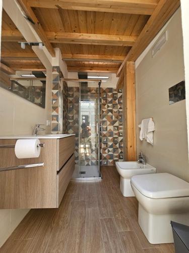 a bathroom with a toilet sink and a shower at Teseo Holiday in Castelvetrano Selinunte