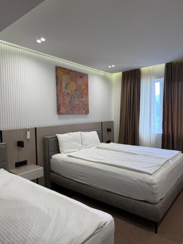 two beds in a hotel room with two beds at Sliv in Vinica