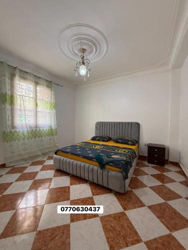 a bedroom with a bed in the corner of a room at حي السلام سيدالمجدوب in Sidi Mohammed Medjoub