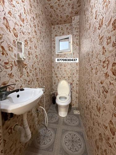 a bathroom with a sink and a toilet at حي السلام سيدالمجدوب in Sidi Mohammed Medjoub