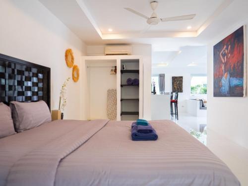 a bedroom with a large bed in a room at Cosi Flat & Pool - Chaweng Area in Chaweng