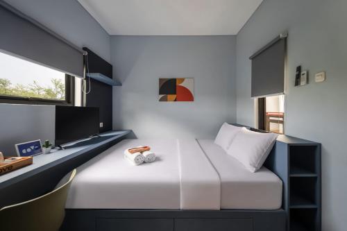 a small bedroom with a bed and a desk at Cove Good Friends in Busuk 1