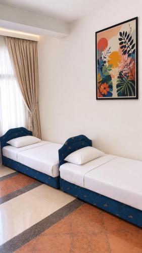 two beds sitting next to a window in a room at Hostel Backpacker in Ulcinj