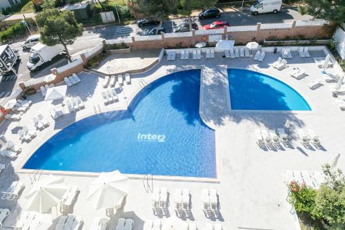 an overhead view of a large swimming pool with lounge chairs at Inter 2 in Salou