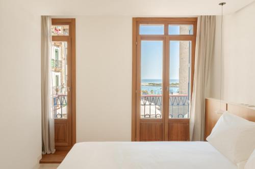 ein Schlafzimmer mit Bett und Meerblick in der Unterkunft Hotel San Nikolas Sea Views in Hondarribia