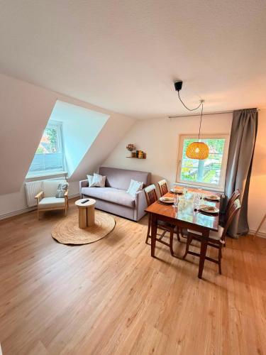 a living room with a table and a couch at HYGGE HOMES - Apartment 'hyggehus' in Lüneburg