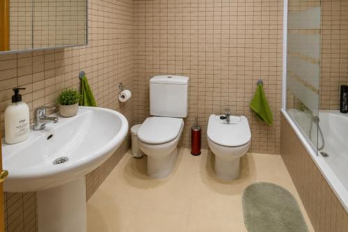 a bathroom with a toilet and a sink at Velez Nazari Cambriles in Lújar