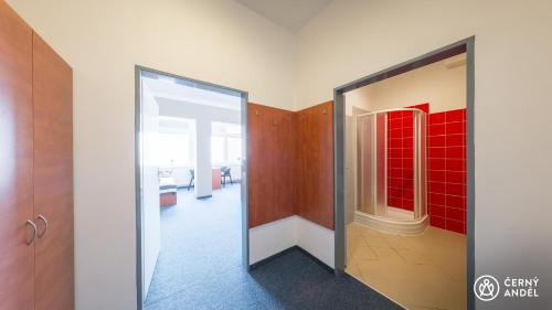 モストにあるČerny Andēlの赤いタイル張りの部屋の開口ドア