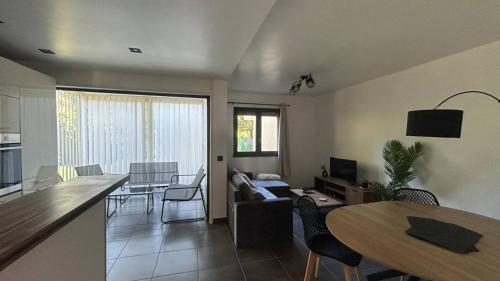 Bright apartment, terrace, garden and parking