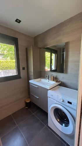 Bright apartment, terrace, garden and parking