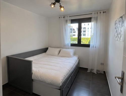 Bright apartment, terrace, garden and parking