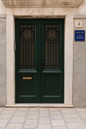 Old Town Apartment Theo