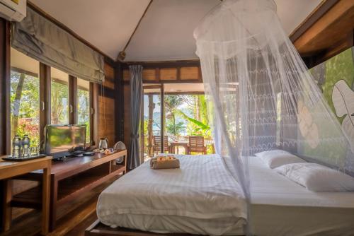 En eller flere senge i et værelse på Koh Kood Resort