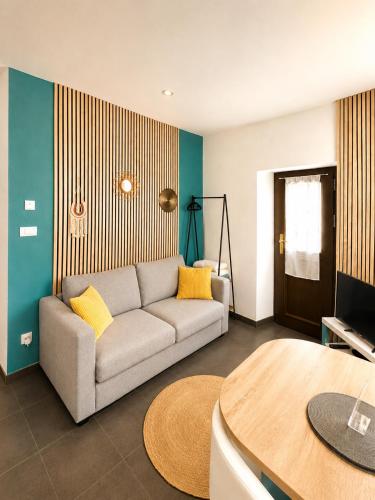 a living room with a couch and a table at Gîte Lorelei Obernai Centre Ville 2 à 4 personnes in Obernai