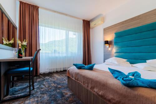 Un pat sau paturi într-o cameră la Hotel Orizont Cozia