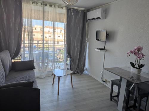 Studio terrasse avec piscine à 10 min de la plage