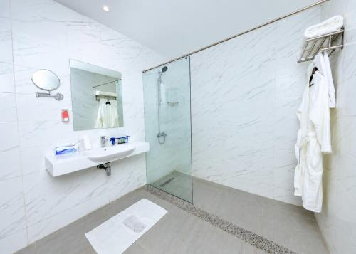 a bathroom with a glass shower and a sink at فندق برهان الهدى in Mecca
