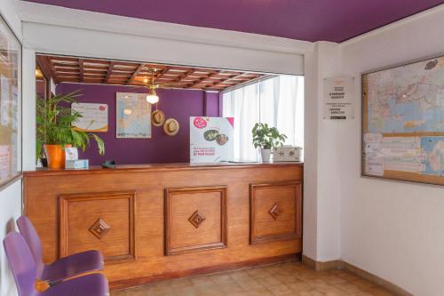 a waiting room with a counter and a window at Résidence Pierre & Vacances Les Jardins de la Côte d'Azur in Saint-Mandrier-sur-Mer