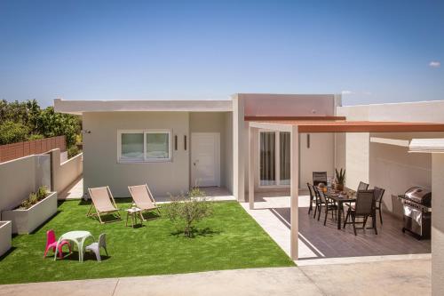 a backyard with a table and chairs and a grill at Terra Falconis in Nipidhitós