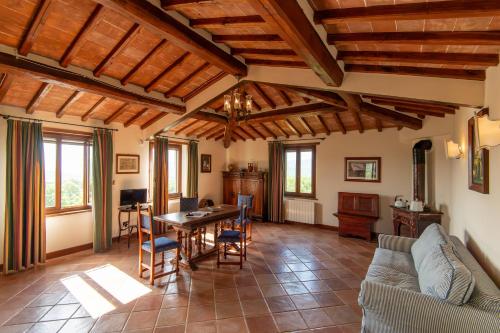 a living room with a couch and a table at Villa Missiano Unità Cassiopea con Piscina in Panicale
