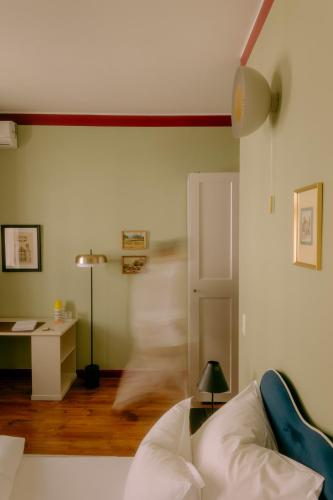 a living room with a white couch and a desk at Oak House Vienna - Boutique Guesthouse near Meidling Station in Vienna