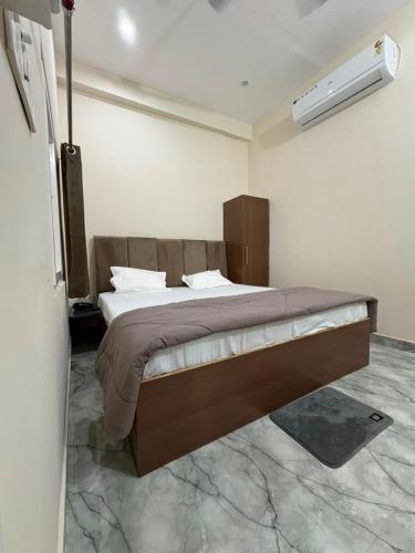 a bedroom with a large bed in a room at aadi shakti palace in Faizābād