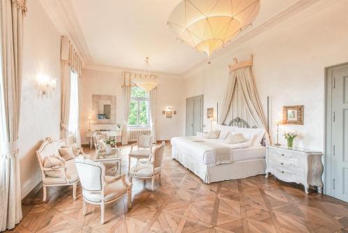 a bedroom with a bed and a table and chairs at Chateau Mcely in Mcely